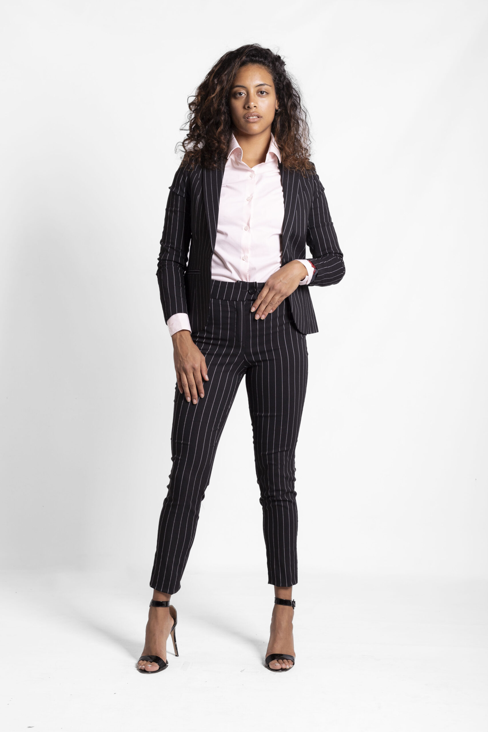 Traje Negro con Rayas Blancas