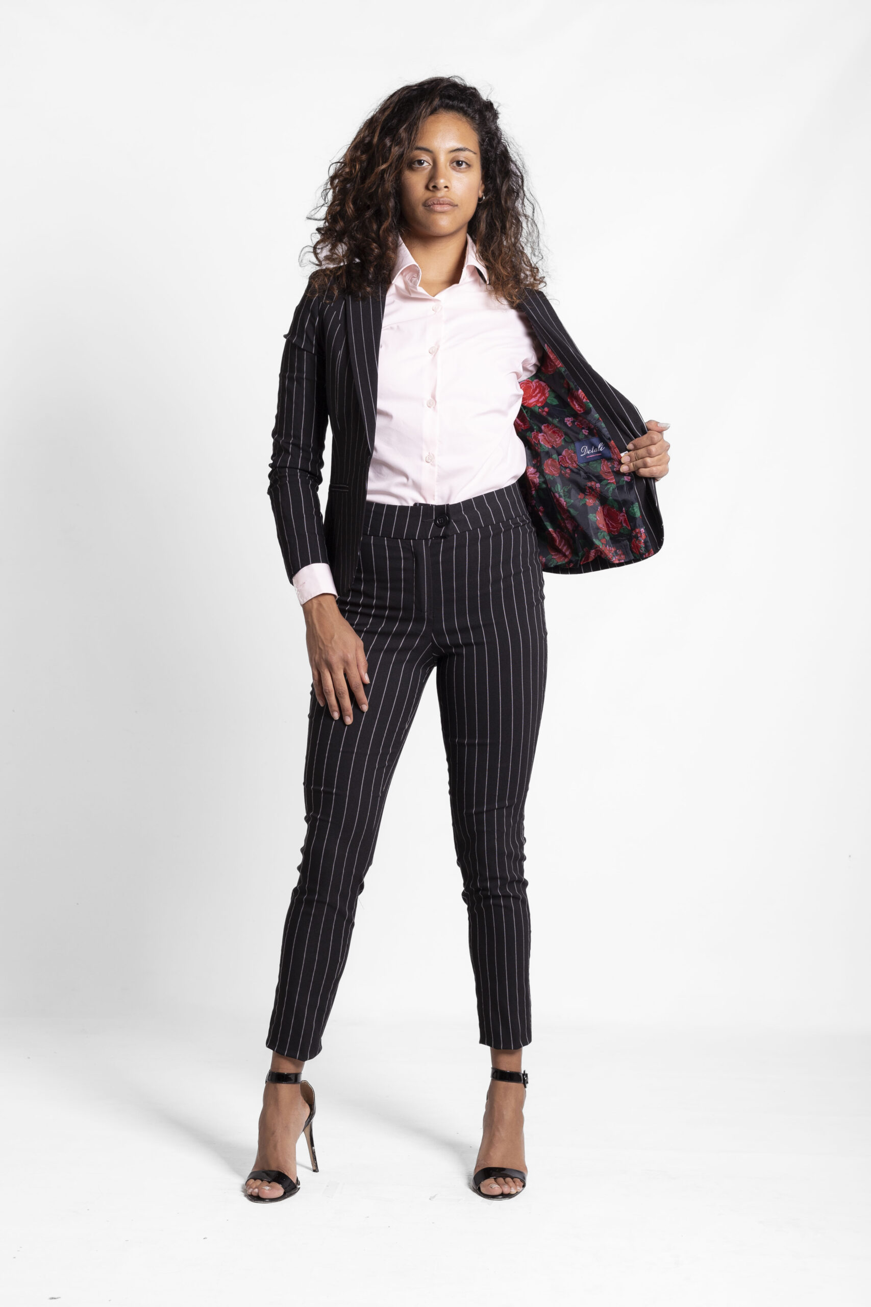Traje Negro con Rayas Blancas - Imagen 3