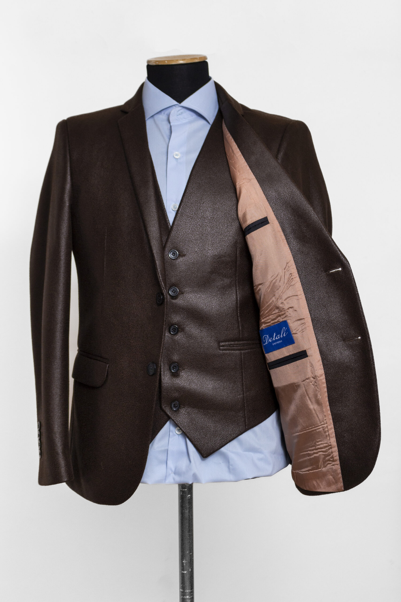 Traje Marrón Engomado con Detalles en Dorado - Imagen 2