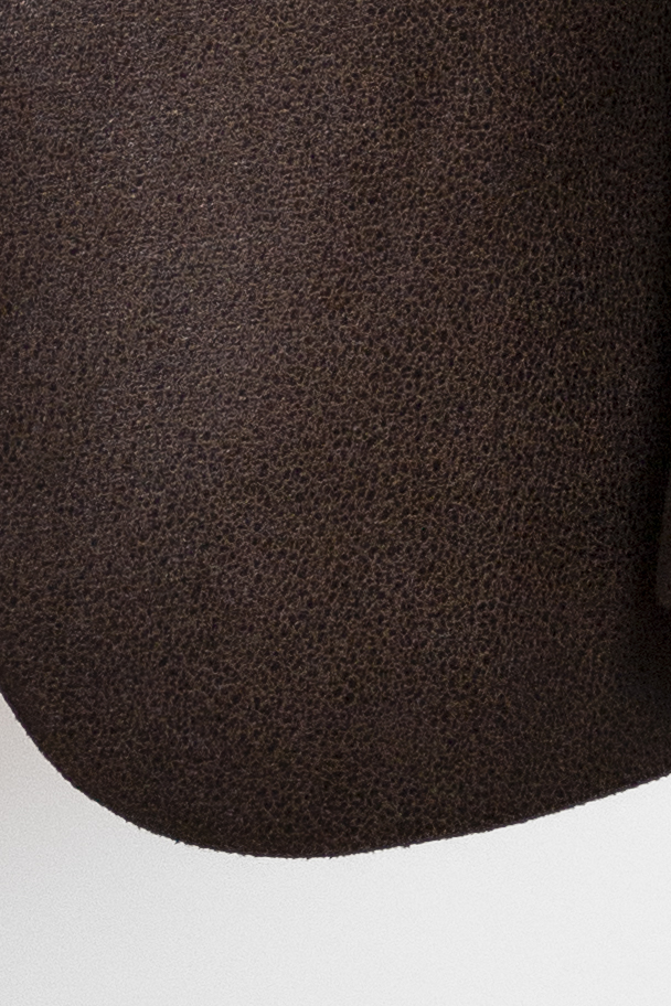 Traje Marrón Engomado con Detalles en Dorado - Imagen 3
