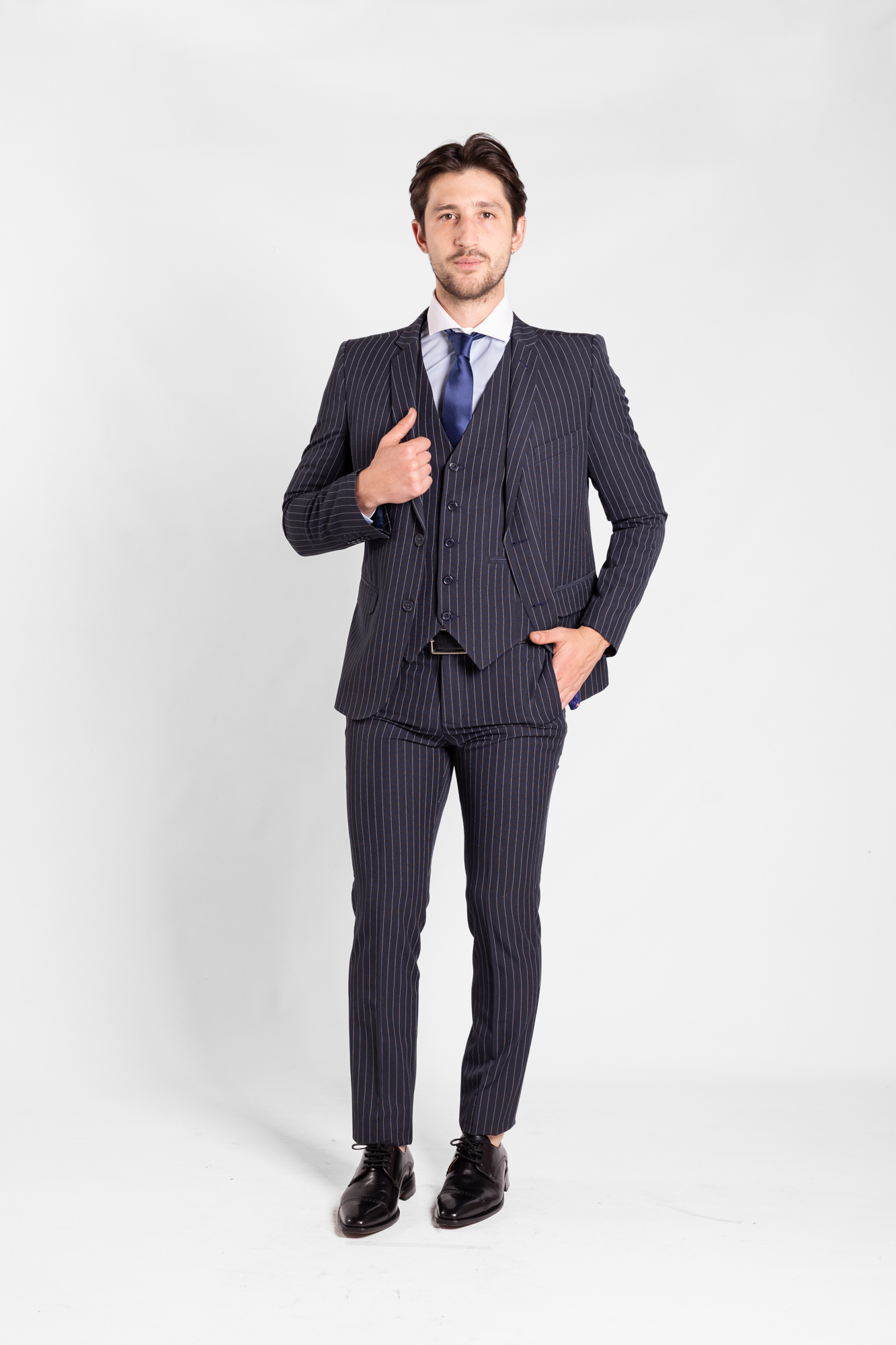 Traje Azul con Rayas Blancas