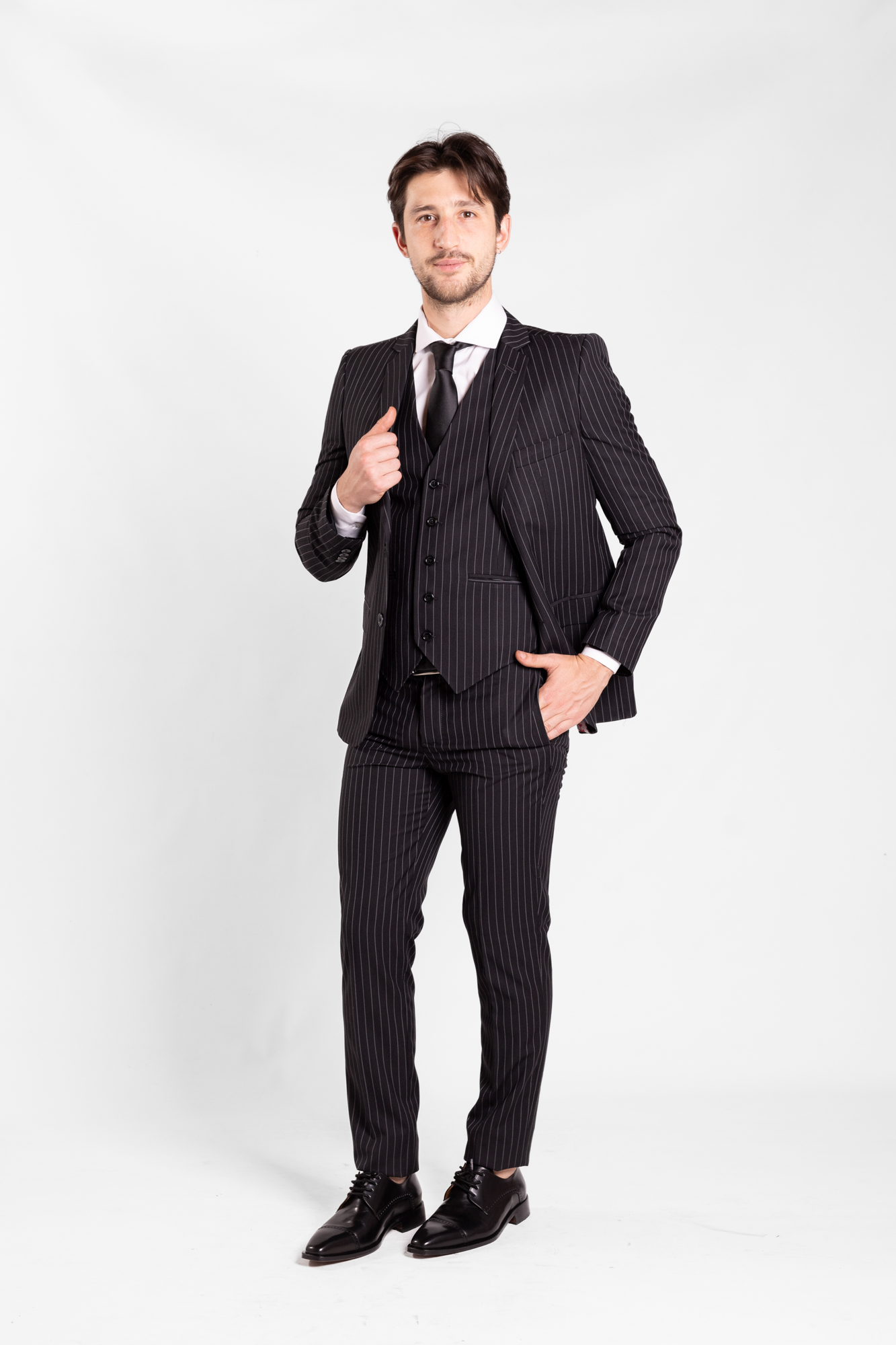 Traje Negro Con Rayas Blancas Sastrer a Detal 