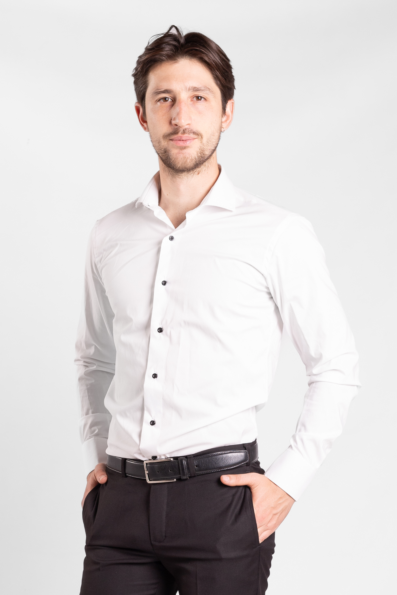 Camisa Blanca con Botones Negros